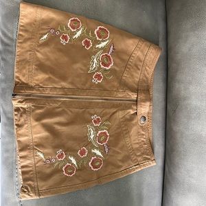 Free people camel skirt wit embroidery flowers, leather